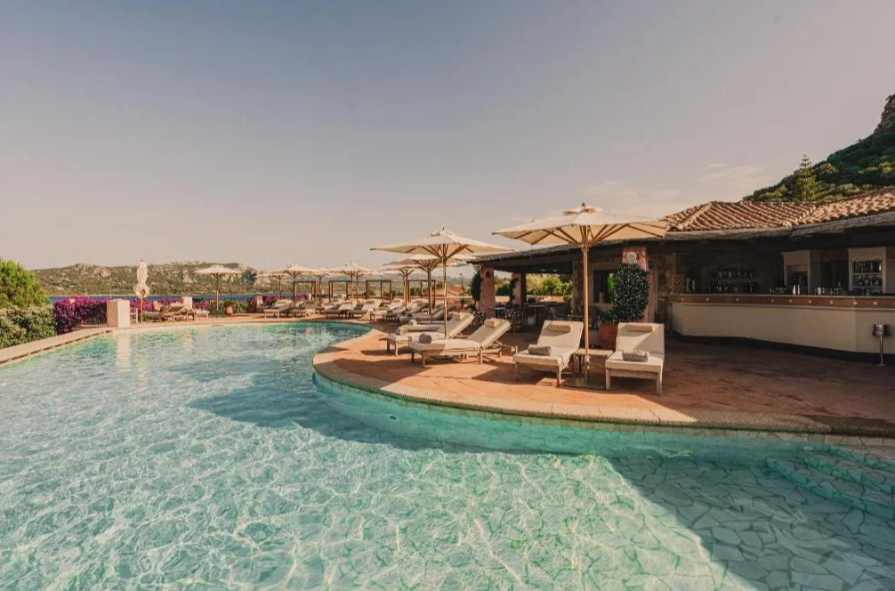 Aethos Hotel Sardinie | ligbedden bij zwembad